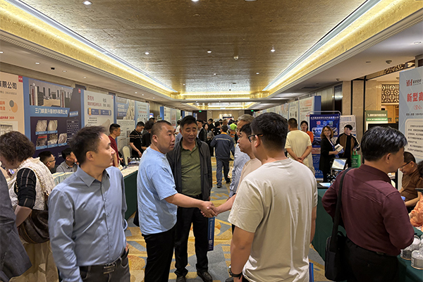 展會(huì)現(xiàn)場(chǎng)人頭攢動(dòng) /cxyq/20250416145851-FtgxJtTBd0plBXoCu0385BC3koGe.jpg